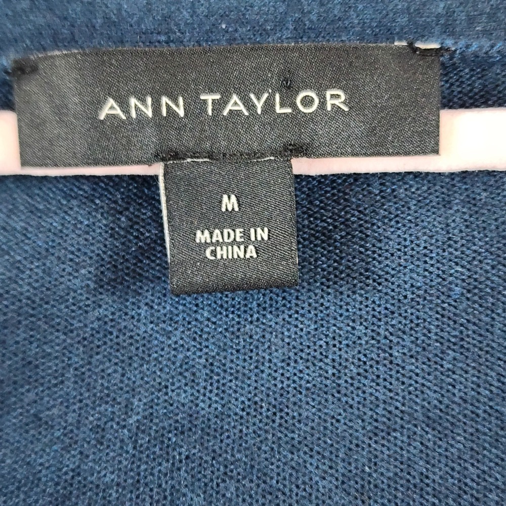 Ann Taylor Women's‎ Minimalist Old Money Lightweight Office Cardigan Size M - Picture 4 of 10